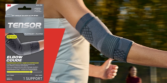 Personne qui joue au tennis portant un manchon de compression pour coude.
