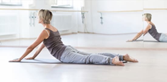 Femme qui fait du yoga.
